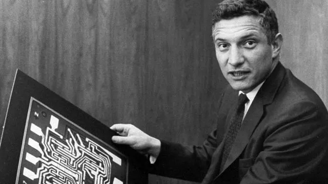 Robert_Noyce_with_Motherboard_1959